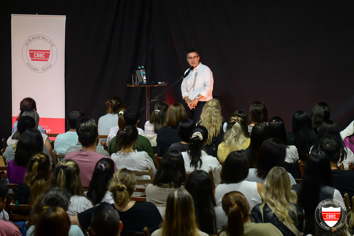 Alejandro De Barbieri brindó charla en Club Colón
